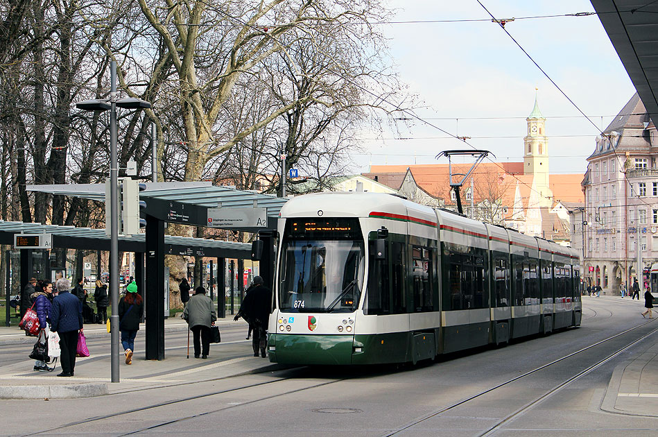 Die Straßenbahn in Augsburg an der Haltestelle Königsplatz