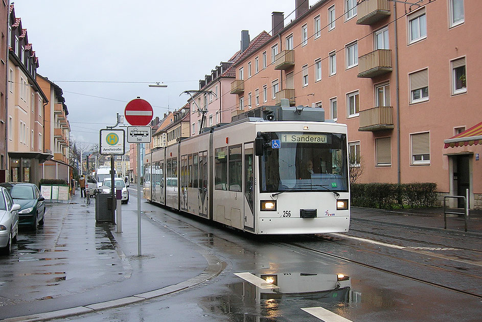 Die Straßenbahn in Würzburg an der Haltestelle Arndtstraße