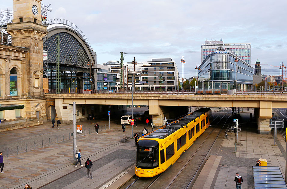 Die Straßenbahn in Dresden an der Haltestelle Hauptbahnhof