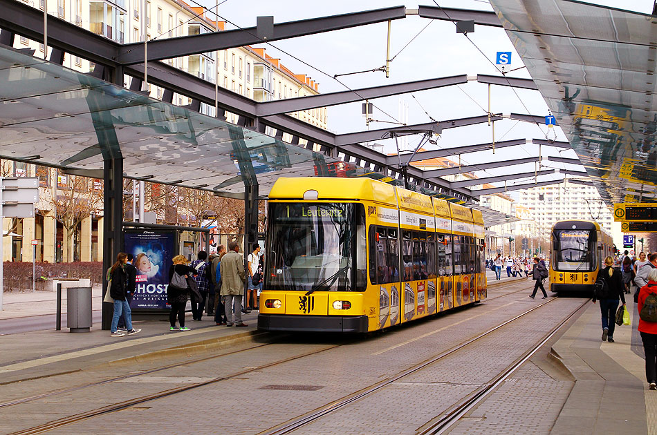 Die Straßenbahn in Dresden an der Haltestelle Postplatz