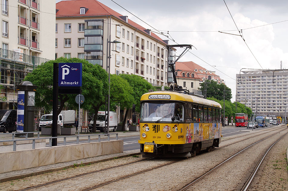 Die Dresdner Kinderstraßenbahn Lottchen an der Haltestelle Altmarkt