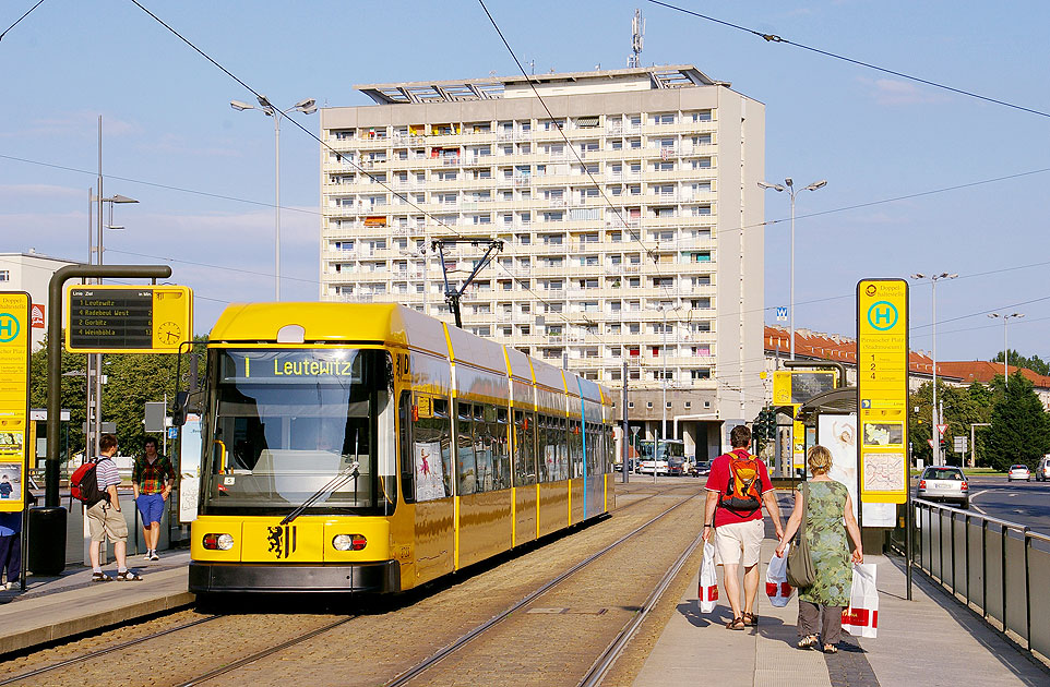 Im Hintergrund das markante Hochhaus Pirnaischer Platz: Die Straßenbahn in Dresden - Haltestelle Pirnaischer Platz