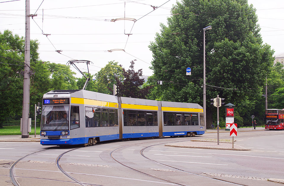 Die Straßenbahn in Leipzig der LVB an der Haltestelle Hauptbahnhof