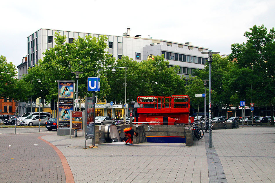 Ein Eingang zur U-Bahn Haltestelle Aegidientorplatz der Üstra in Hannover