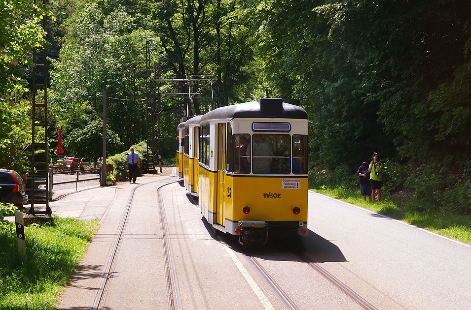 Die Haltestelle Schneiderweiche der Kirnitzschtlbahn mit dem Wagen 23