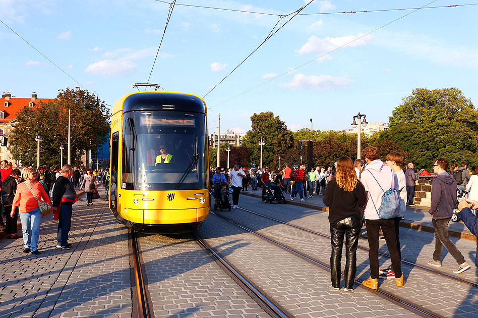 Die Straßenbahn in Dresden, der NGTDXDD auf der Augustusbrücke