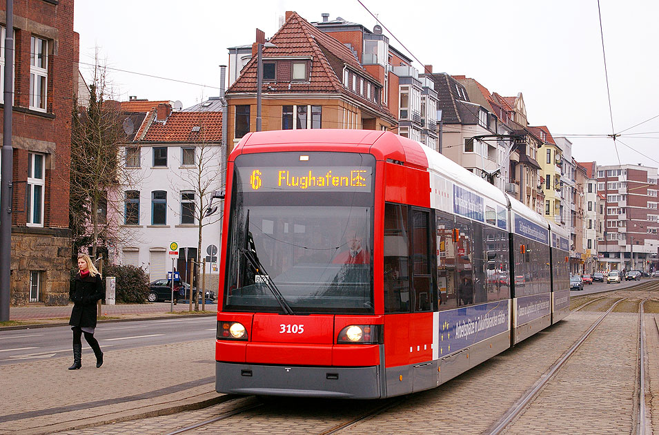 Die Straßenbahn in Dresden an der Haltestelle Theater am Leibnitzplatz