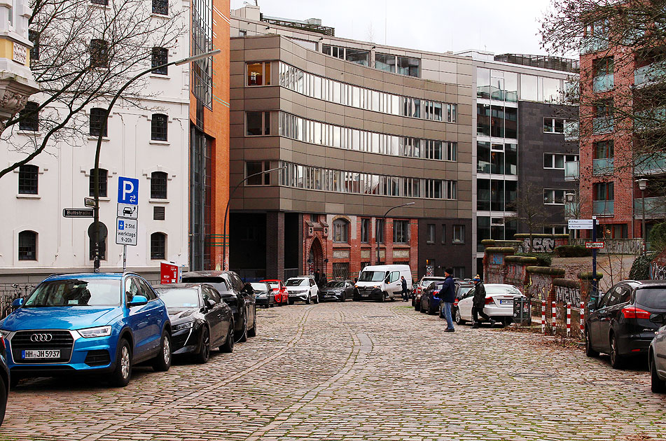 Die Straßenbahn in der Carsten-Rehder-Straße (vormals Hafenstraße) in Altona-Altstadt in Hamburg