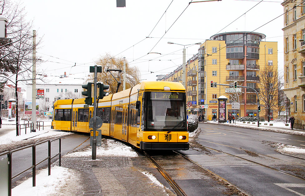 Die Straßenbahn in Dresden an der Haltestelle Zwinglistraße