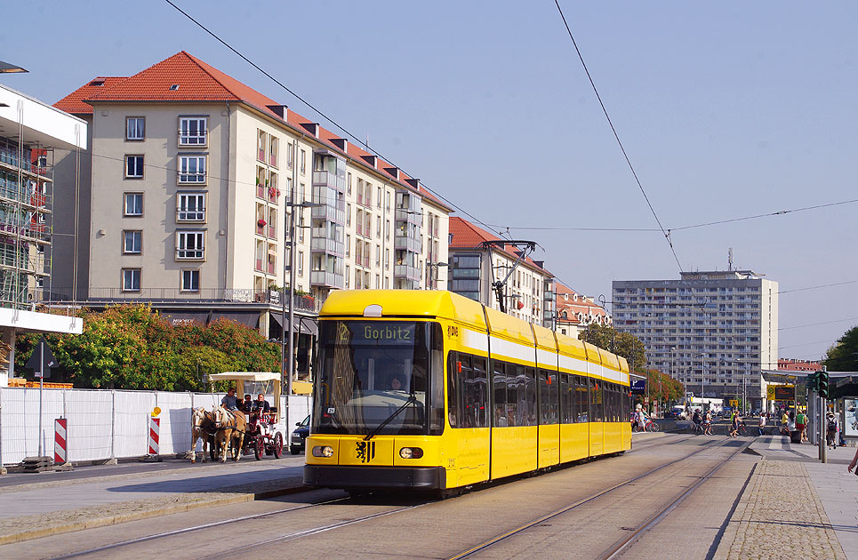 Die Straßenbahn in Dresden an der Haltestelle Altmarkt