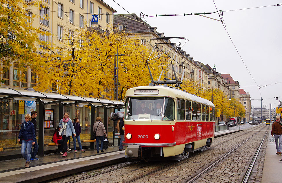 DVB Tatra Straßenbahn 2000 an der Haltestelle Pirnaischer Platz in Dresden