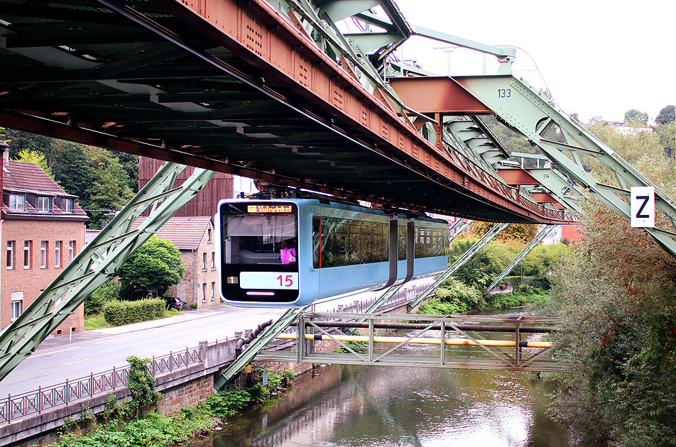 Die Wuppertaler Schwebebahn an der Haltestelle Varresbecker Straße