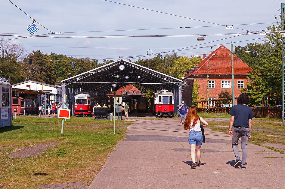 Am Ortsrand von dem kleinen Dorf Wehmingen befindet sich auf einem ehemaligen Werksgelände das Areal vom Verein Hannoversches Straßenbahn-Museum e.V. (HSM) das Straßenbahn-Museum Wehmingen