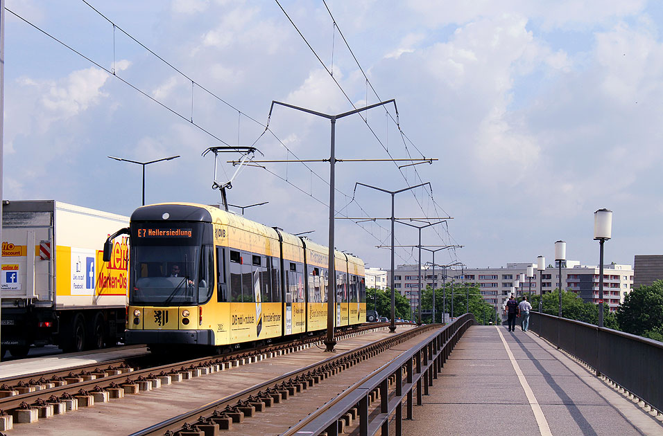 Die Straßenbahn in Dresden auf der Carolbrücke