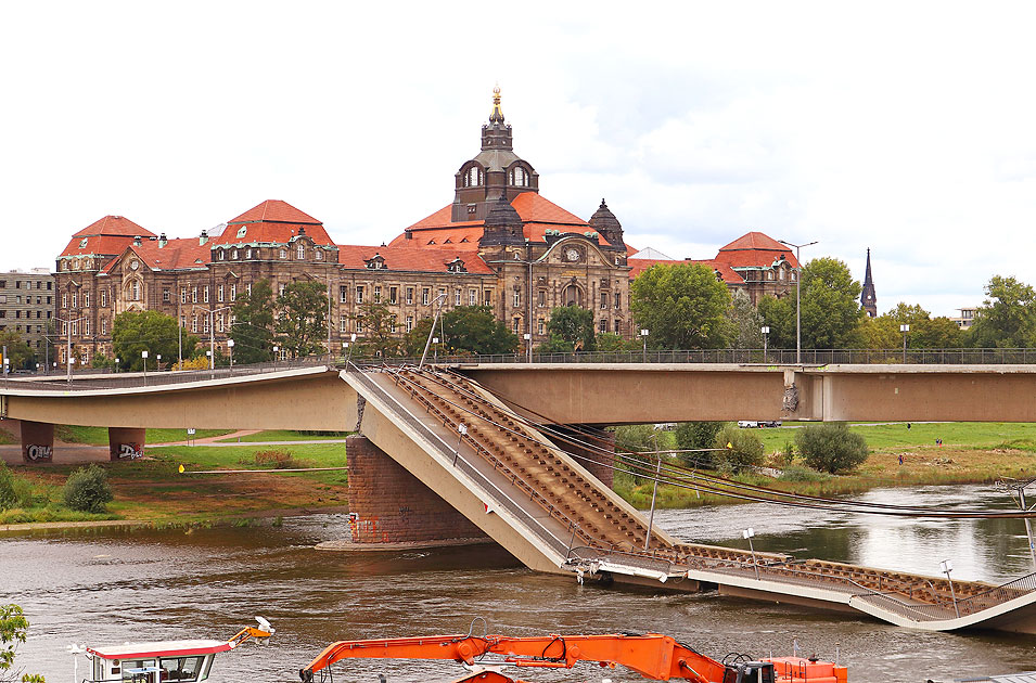 Die eingestürzte Carolabrücke (Dr.-Rudolf-Friedrichs-Brücke) über die Elbe in Dresden