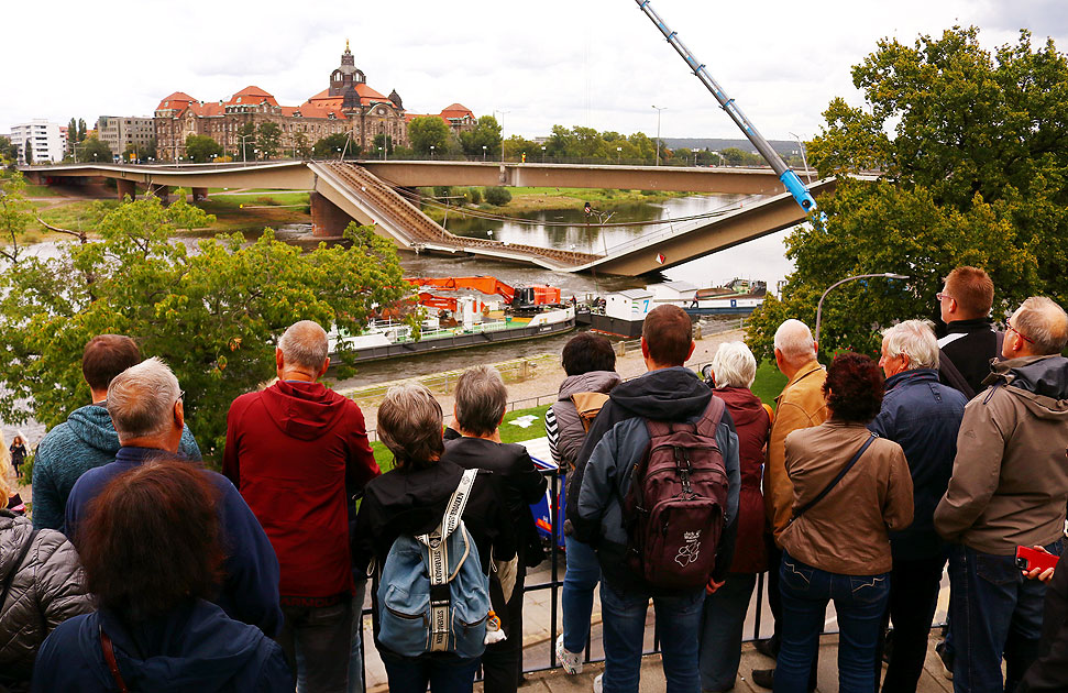 Die eingestürzte Carolabrücke (Dr.-Rudolf-Friedrichs-Brücke) über die Elbe in Dresden