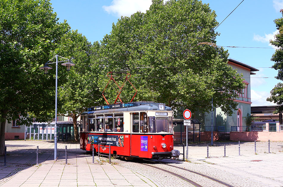 Die Straßenbahn in Naumburg vor dem Hauptbahnhof