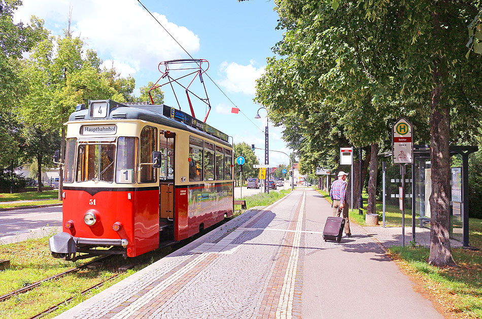 Die Straßenbahn in Naumburg an der Haltestelle Salztor