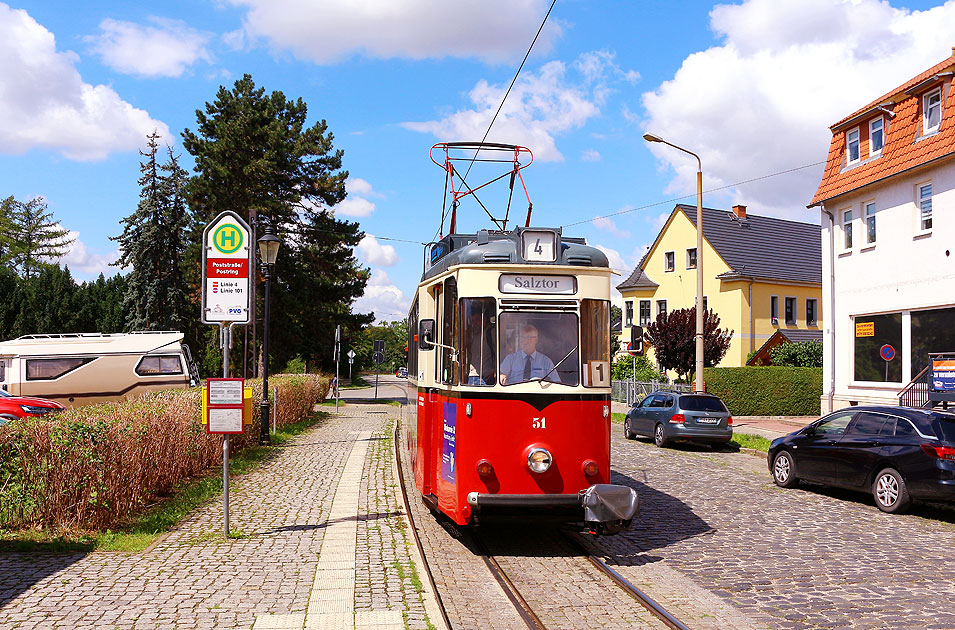 Die Straßenbahn in Naumburg an der Haltestelle Poststraße / Postring
