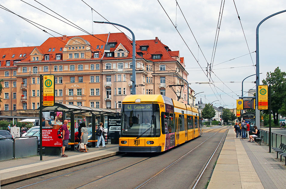 Die Straßenbahn in Dresden an der Haltestelle Bahnhof Neustadt