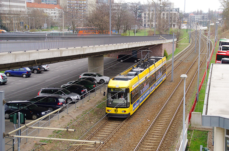 Die Straßenbahn in Dresden an der Haltestelle Budapester Straße
