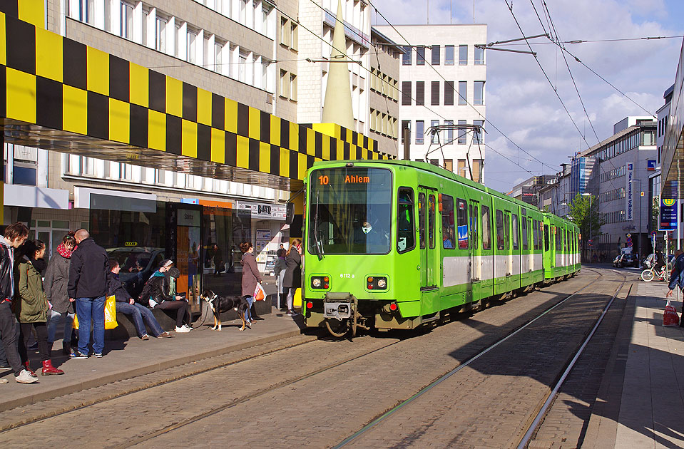 Zwei &Uuml;stra Stadtbahnwagen  an der Haltestelle Steintor