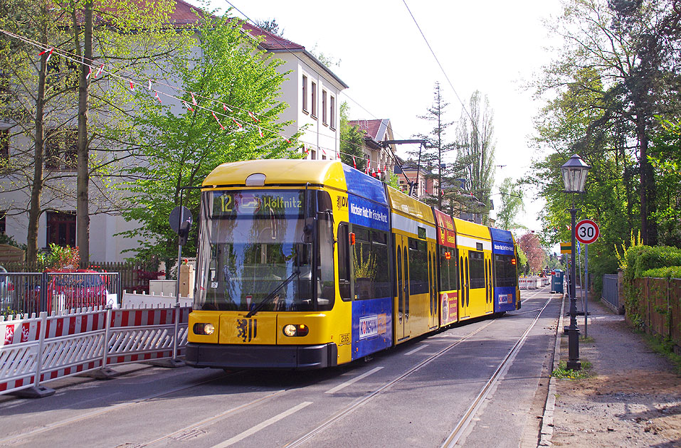 Die Stra&szlig;enbahn in Dresden an der Haltestelle Gustav-Freytag-Stra&szlig;e