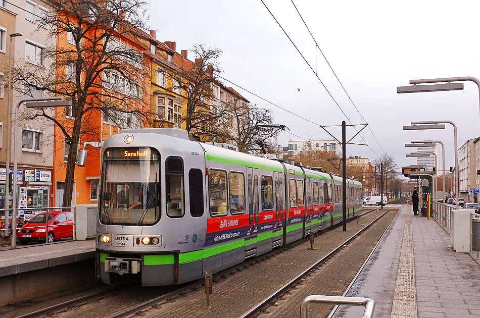 Die Stra&szlig;enbahn (Stadtbahn) in Hannover an der Haltestelle Dragonerstra&szlig;e