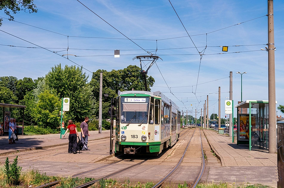 Eine Tatra Stra&szlig;enbahn in Brandenburg an der Haltestelle Hauptbahnhof