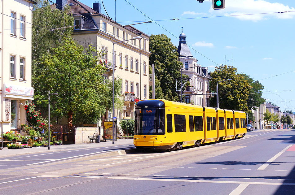 Eine Stra&szlig;enbahn in Dresden an der Haltestelle Gottleubaer Stra&szlig;e