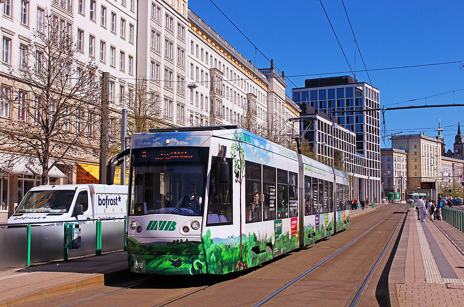 Die Stra&szlig;enbahn in Magdeburg an der Haltestelle City Carree