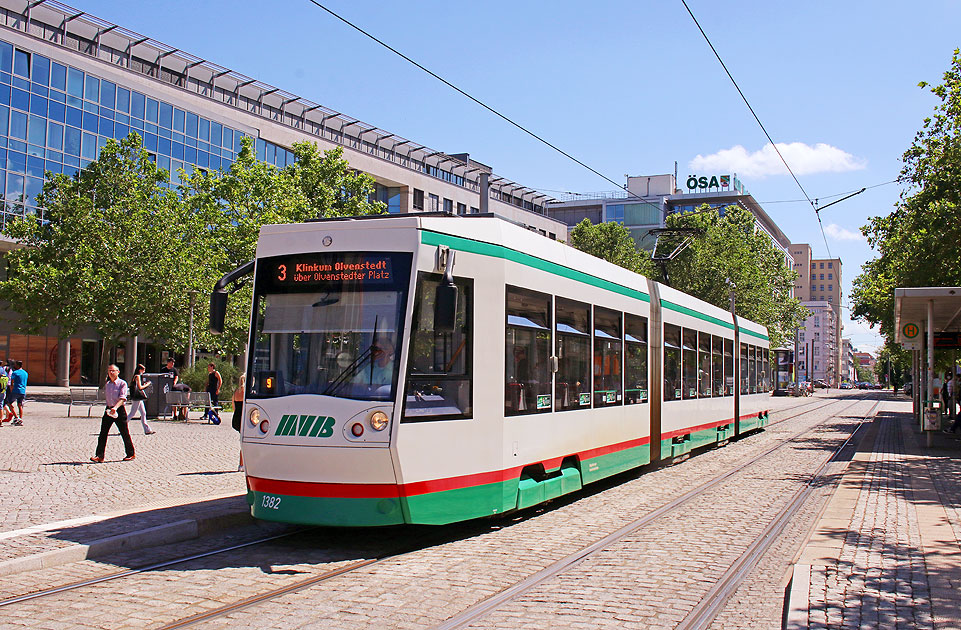Die Stra&szlig;enbahn in Magdeburg an der Haltestelle Hauptbahnhof / Willy-Brandt-Platz