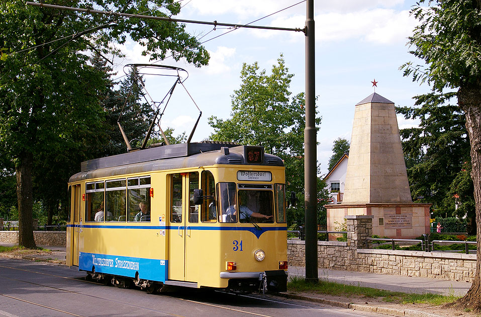 Die Stra&szlig;enbahn in Woltersdorf an der Haltestelle Th&auml;lmannplatz