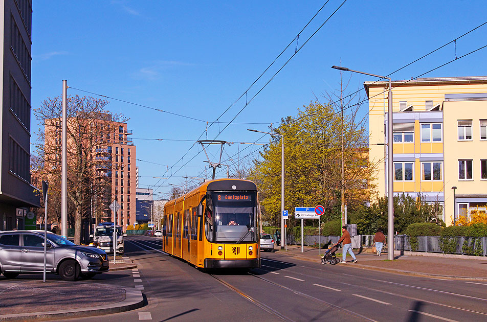 Die Stra&szlig;enbahn in Dresden an der Haltestelle Krankenhaus St. Joseph Stift