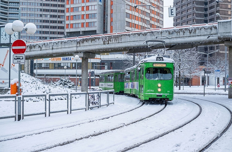Die Stra&szlig;enbahn in Hannover an der Haltestelle Am K&uuml;chengarten