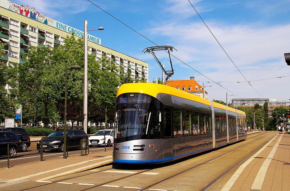 Die Stra&szlig;enbahn in Leipzig an der Haltestelle Johannisplatz