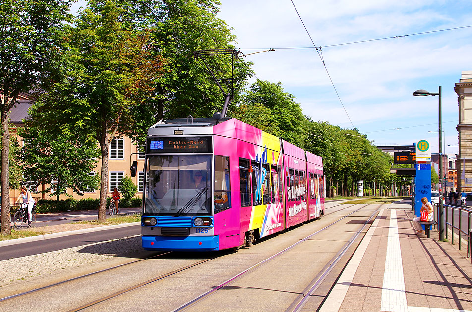 Die Stra&szlig;enbahn in Leipzig an der Haltestelle Johannisplatz