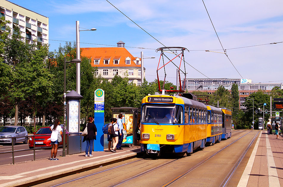 Tatra Stra&szlig;enbahn in Leipzig an der Haltestelle Johannisplatz