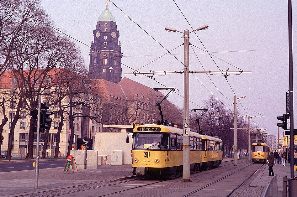 Die Stra&szlig;enbahn in Dresden an der Haltestelle Dr. K&uuml;lz Ring