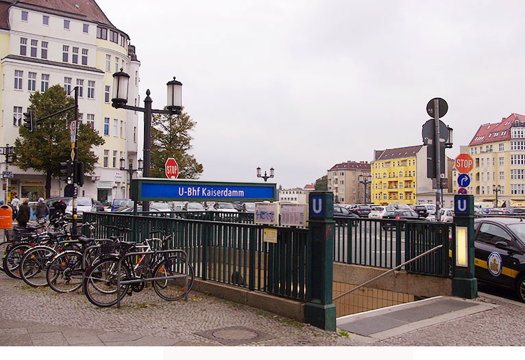 Der U-Bahn Bahnhof Kaiserdamm in Berlin