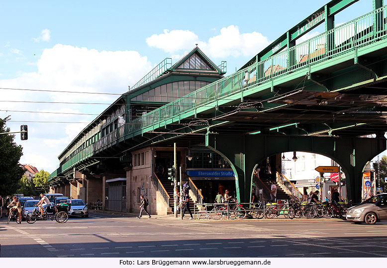 Die U-Bahn Haltestelle Eberswalder Straße in Berlin