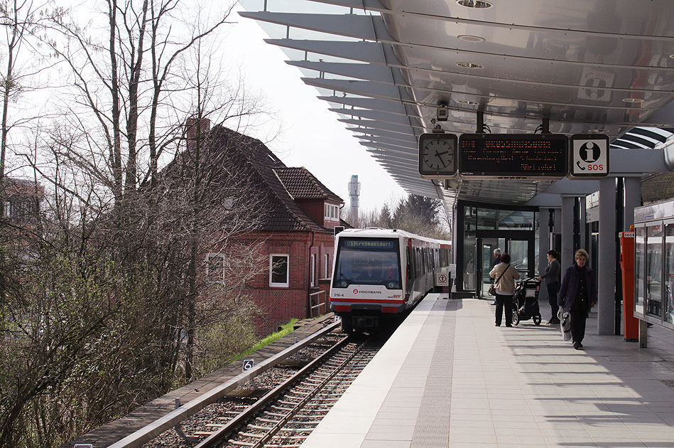 Die U-Bahn Haltestelle Trabrennbahn in Hamburg mit einem DT4 der Hochbahn