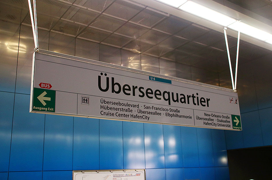 Ein Bahnhofsschild von der U-Bahn Haltestelle Überseequartier