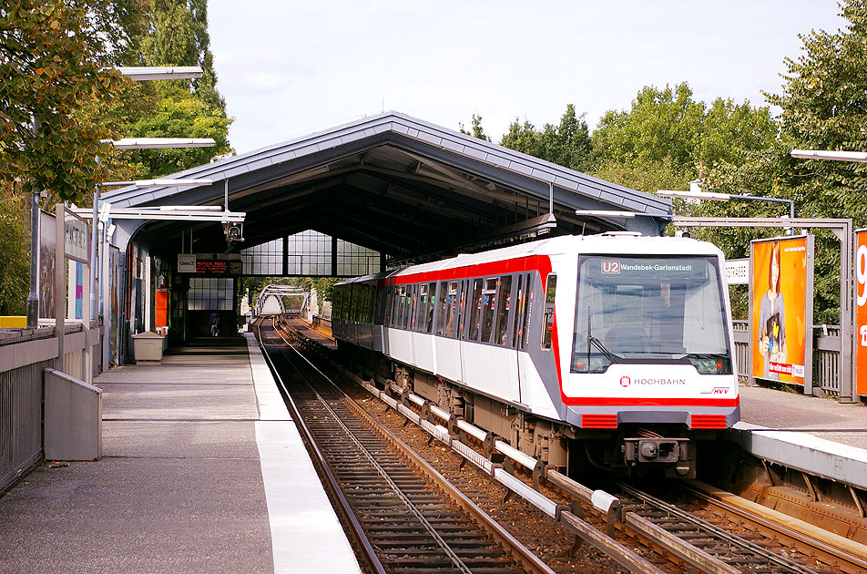 Die U-Bahn in Hamburg - Bahnhof Uhlandstraße mit einem DT4