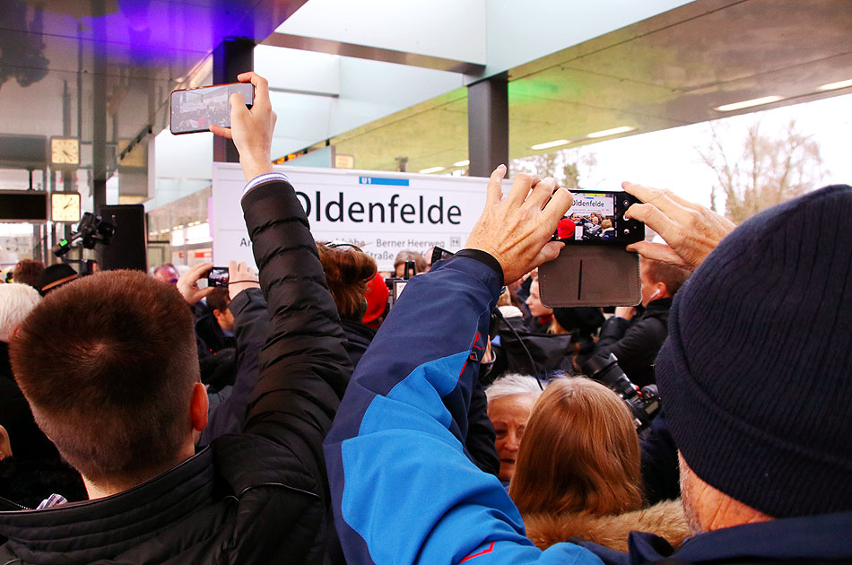 Die Eröffnung der U-Bahn-Haltestelle Oldenfelde zwischen Farmsen und Berne in Hamburg