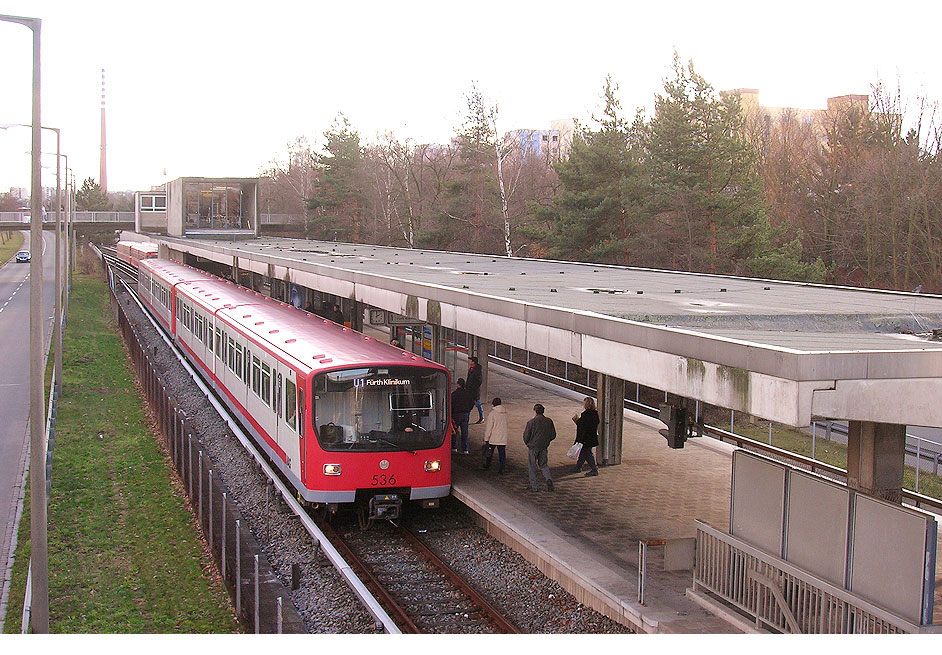 Die U-Bahn in Nürnberg an der Haltestelle Langwasser Nord