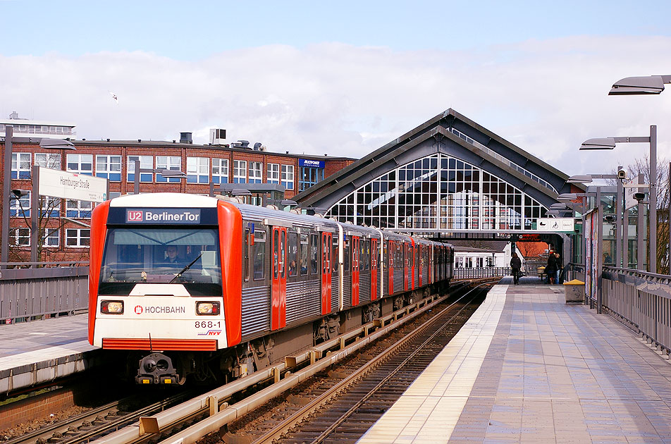 Eine U-Bahn vom Typ DT2 im Bahnhof Hamburger Straße