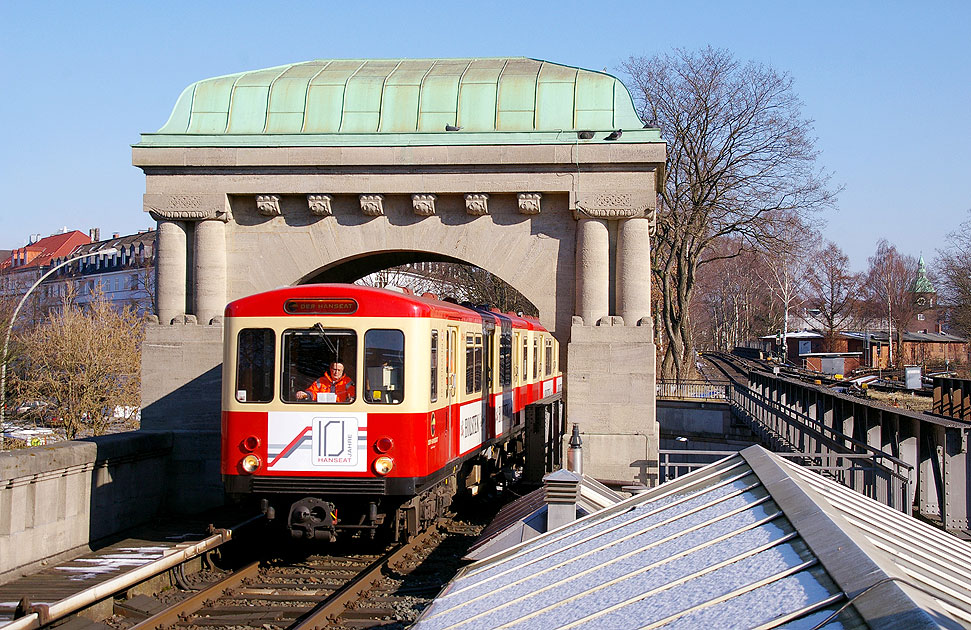 Der Hochbahn Hanseat in der Haltestelle Kellinghusenstraße