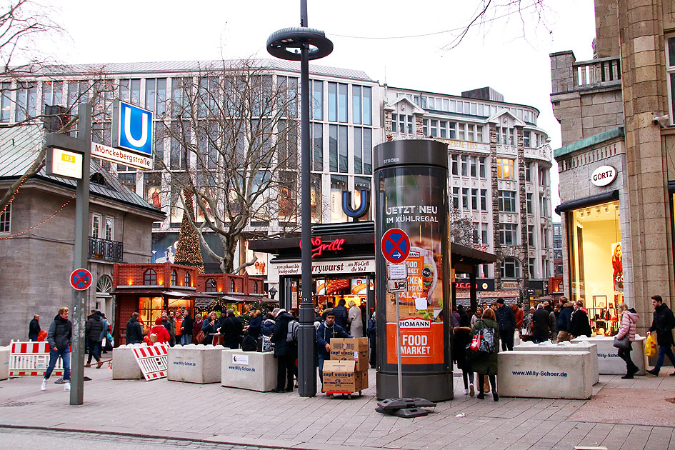 Die U-Bahn-Haltestelle Mönckebergstraße mit Merkelpollern