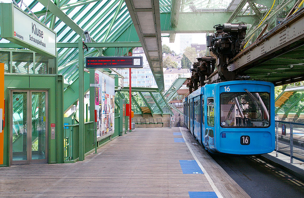 Die Schwebebahn in Wuppertal an der Haltestelle Kluse